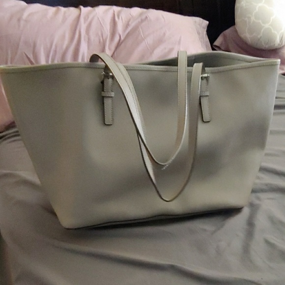 Michael Kors 👛 - Picture 2 of 5